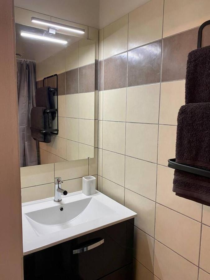 Accueillant Petit T2 Coeur De Centre Ville Lézignan-Corbières Kültér fotó